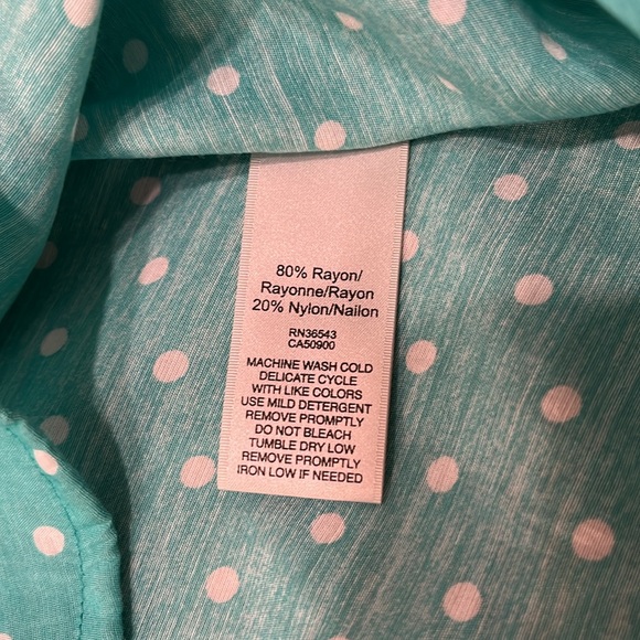 VanHeusan Studio blouse.  Fresh polka dots and nice pocket detail. - Picture 4 of 7